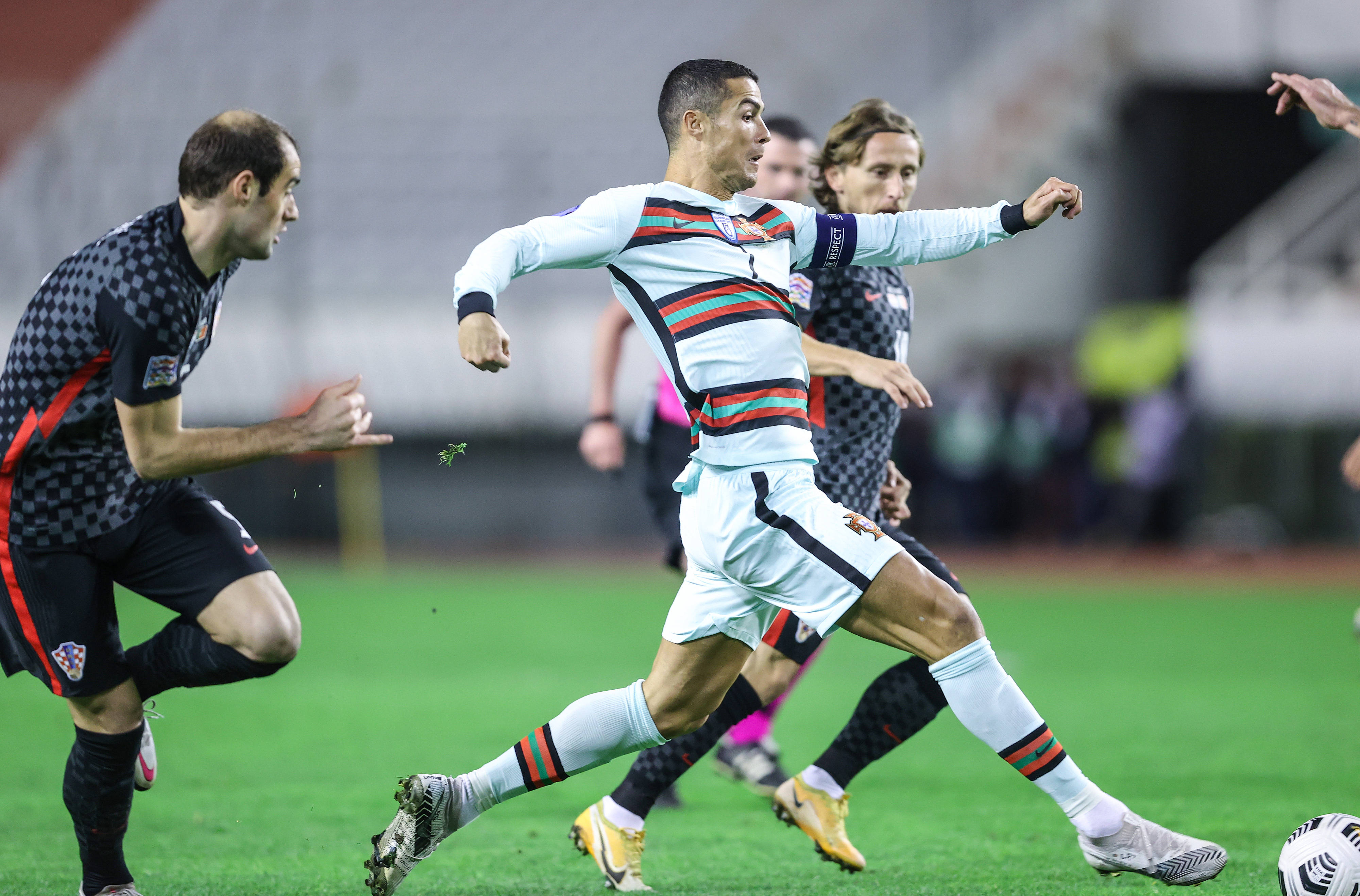 韩国队险胜葡萄牙队，奥恰洛夫刷新纪录