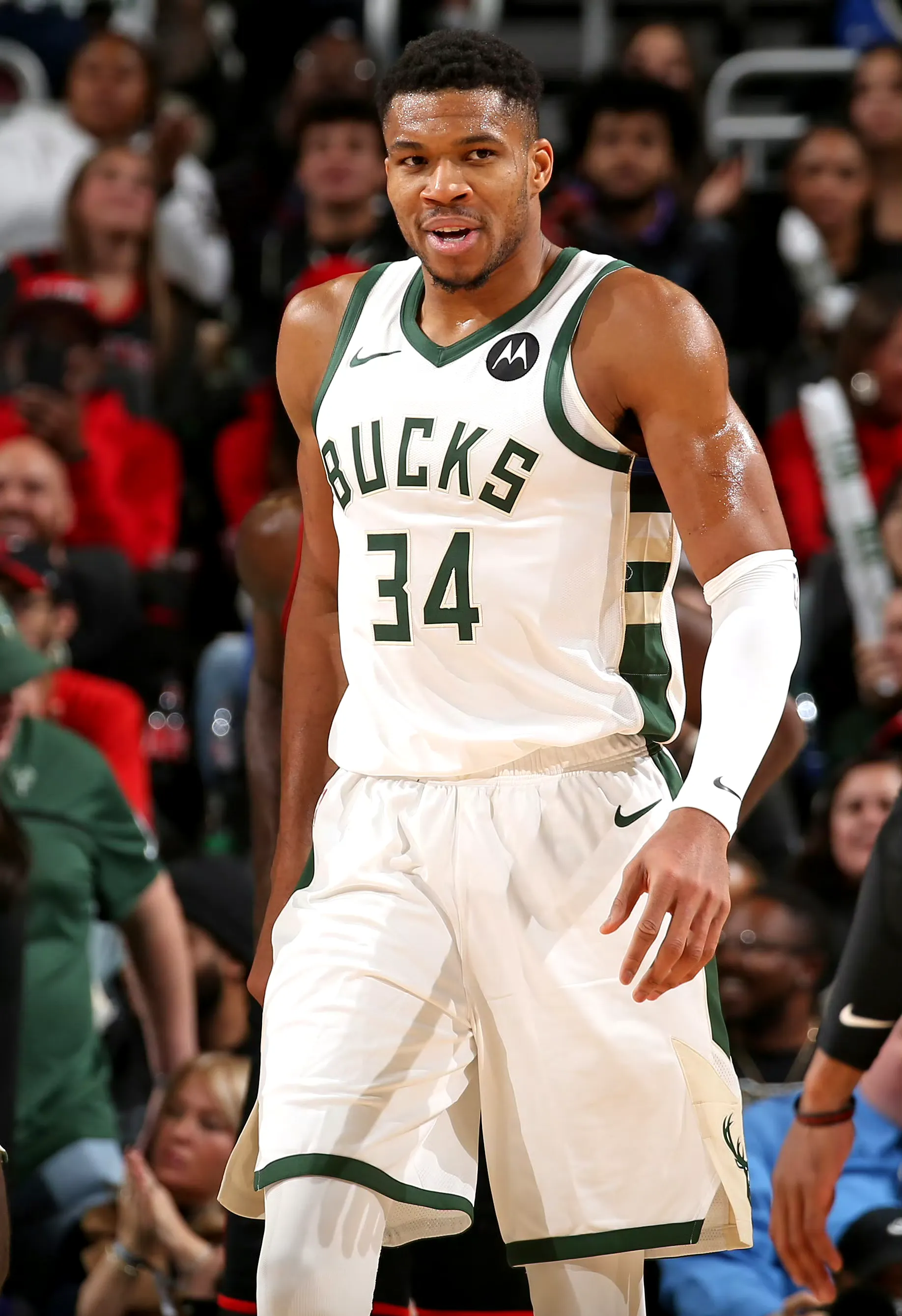 墨西哥男篮横扫湖人B队，字母哥爆发神勇