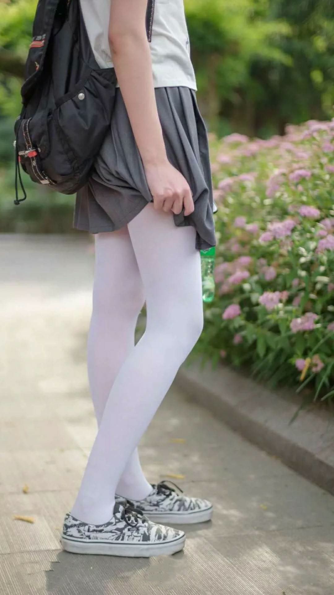 布克关键战不手软，尼克斯险胜爵士揭示季后赛硬仗真谛