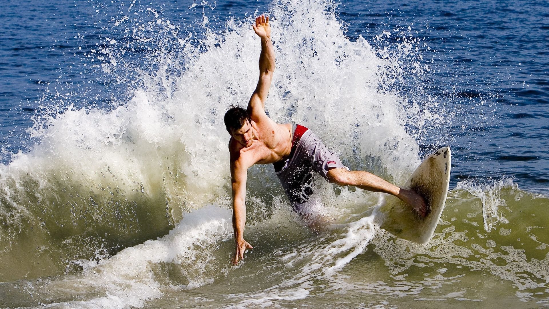 凯尔特人横扫雄鹿，陶汉林刷新纪录，双线传奇的体育启示